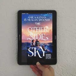 The Other Side of the Sky – Amie Kaufman & Meagan Spooner (NL + ENG)